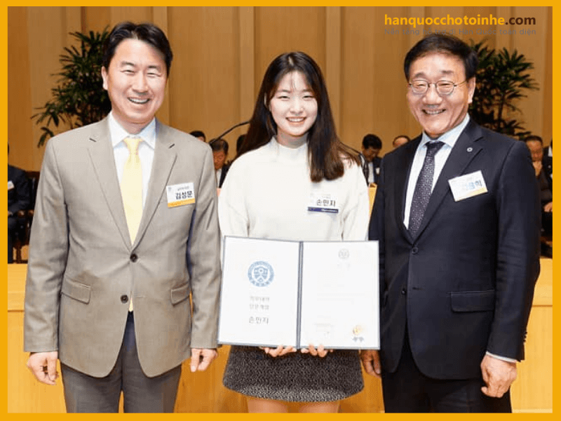 Sinh viên được trao học bổng của trường đại học Yonsei