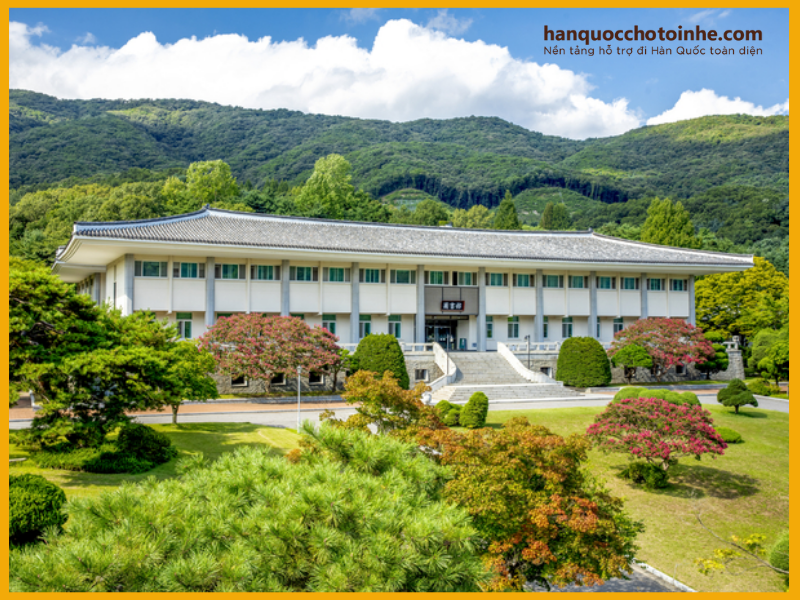 Khuôn viên học viện Hàn Quốc Học