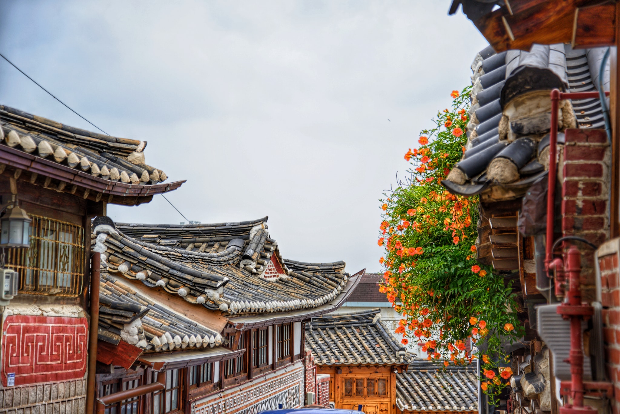 Hanok Bukchon nằm giữa thành phố Seoul