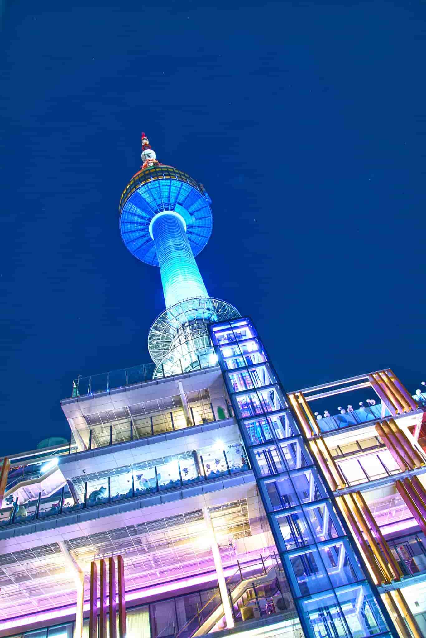 Để đi tới tòa tháp Namsan không khó tẹo nào hết