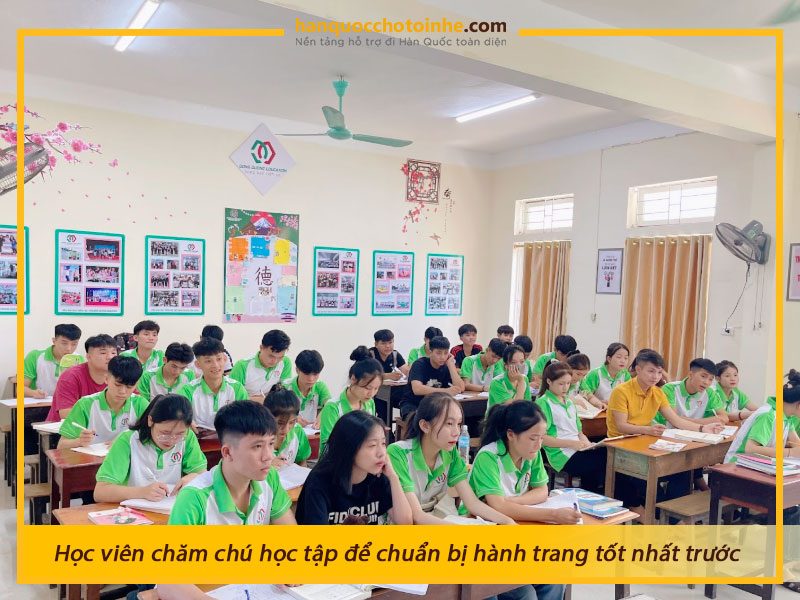 Học viên chăm chú học tập để chuẩn bị hành trang tốt nhất trước